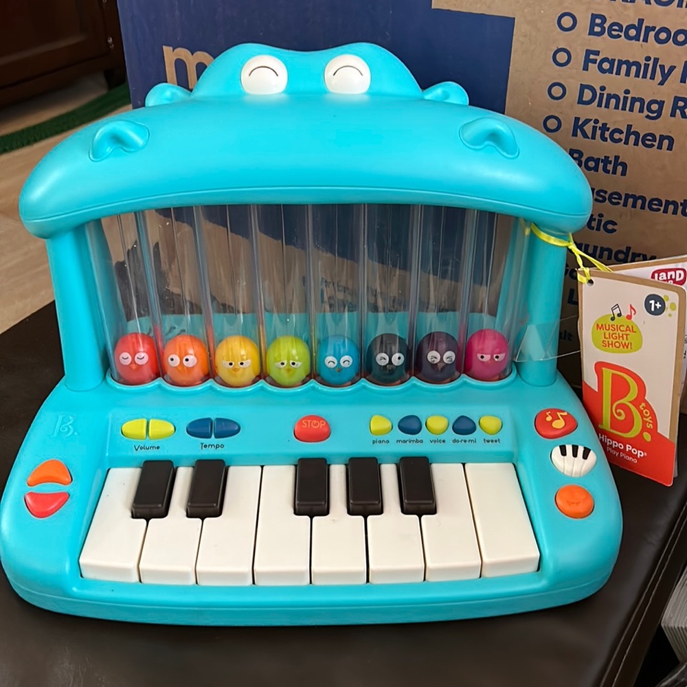 Hippo pop play piano